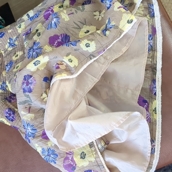 Charlotte Russe Puffy/Full/ Lined Tan Floral Spring/ Summer Skirt Size Small - Picture 5 of 5